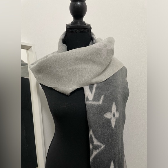 LV Reykjavik Gradient 100% cashmere Scarf - Picture 2 of 5